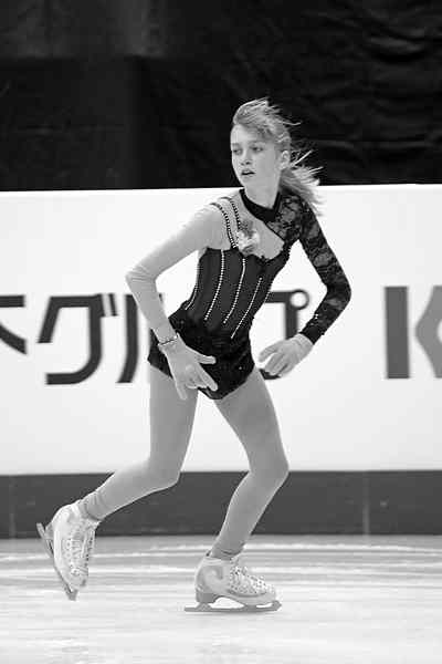 Александра Фейгин

16-годишната фигуристка Александра е българската Ледена принцеса - родена е в Израел, но от 2-годишна живее в България и се изгражда като спортист тук. Възпитаничка е на клуба на Албена Денкова и Максим Стависки, и в началото на годината записа най-доброто представяне на български състезател на европейско първенство по кънки, като спечели 11-то място. Следващата й голяма цел е зимната Олимпиада през 2022. Успех, хубаво ледено момиче!
сн.: Wikipedia
